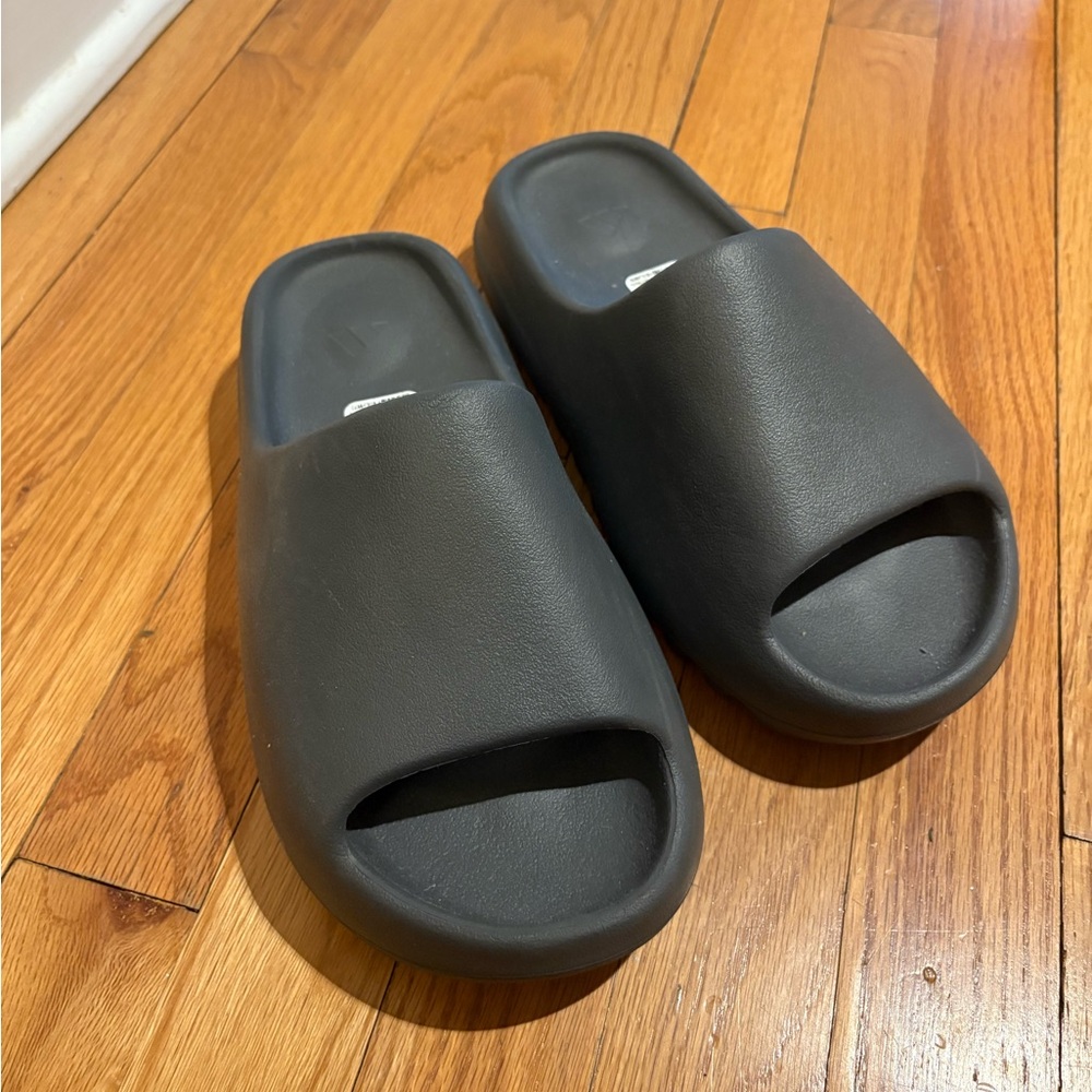 Yeezy Slide in Onyx